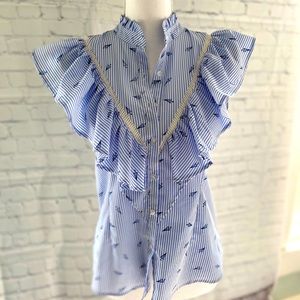 Cute ruffle top. Small